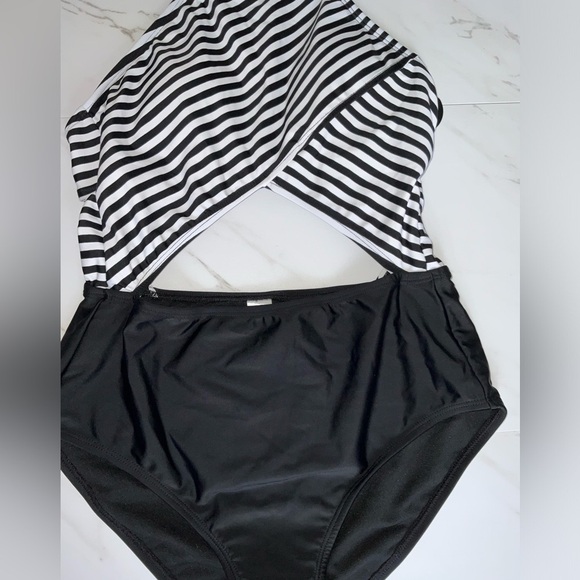 No Boundaries bathing suit - Picture 6 of 7